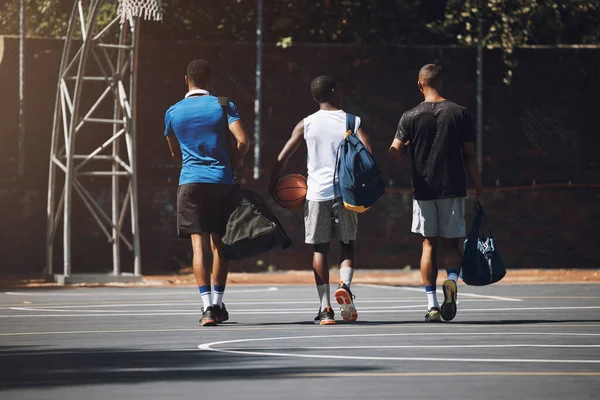 Basketbalveld Mannen Vrienden Wandelen Het Sportveld Voor Atleet Spel Training — Stockfoto