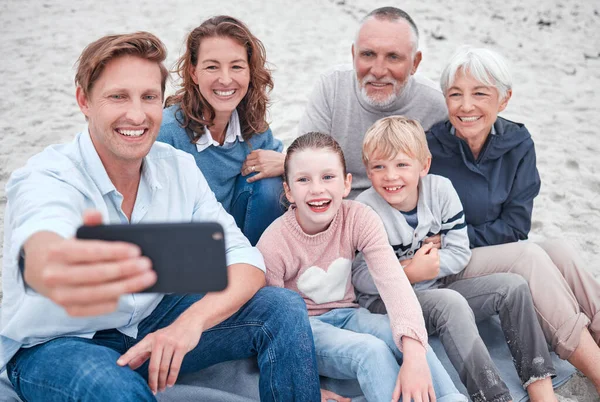 Familia Generaciones Selfie Juntos Felices Aventura Aire Libre Playa Smartphone — Foto de Stock