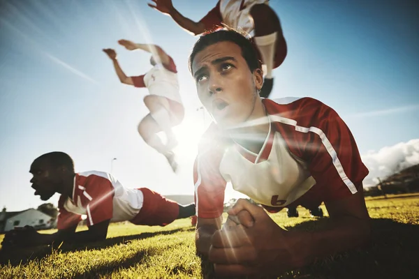 跨板团体运动 足球场训练 健身和男子在足球场上的推举 跳板和跳跃能量 激情和适合的表现 — 图库照片