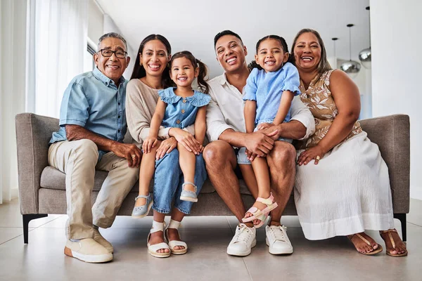 Relájese Feliz Retrato Gran Familia Sofá Para Sonrisa Relación Crecimiento — Foto de Stock