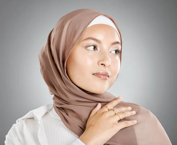 Hijab Woman Beauty Skincare Arab Muslim Female Wearing Scarf Makeup — 图库照片