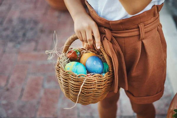 Velikonocích Jsem Dal Gól Dívka Nesoucí Košík Velikonočních Vajec — Stock fotografie