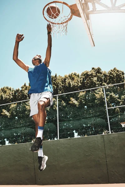 Basketbol Spor Erkek Bir Spor Sahasındaki Maçta Topu Ağlara Fırlatıyor — Stok fotoğraf