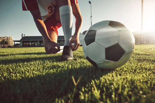 ゲームや競争のための芝生のフィールド上の選手のスポーツの日のためのサッカー ボールやネクタイの靴 スポーツ活動 フィットネスや運動の準備を取得する動機でサッカーの専門家 — ストック写真