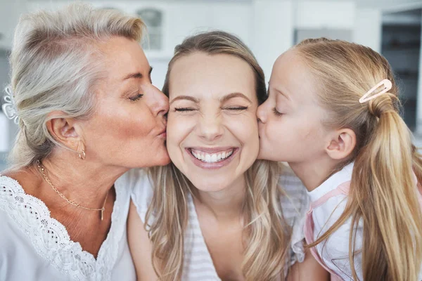 在母亲的日子里 带着对母亲的爱 在他们家的客厅里亲吻着孩子和奶奶 女孩和老年妇女在家中以爱心 关心和微笑亲吻妈妈 以表达感激之情 — 图库照片