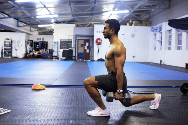 Kalça Kaslarını Geliştirmek Spor Salonunda Hamleler Yaparken Ağırlık Kullanan Bir — Stok fotoğraf