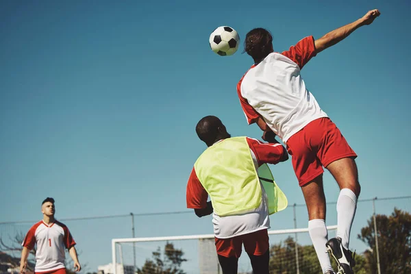 Sportspiel Fitness Fußballsprung Und Athlet Spielen Wettbewerb Für Bewegung Training — Stockfoto