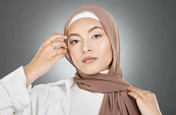 Hijab 穆斯林和穿着化妆品 化妆品或护肤品的女性在工作室的深色背景下模仿营销或广告 伊斯兰 时尚和文化阿拉伯模型正面朝前看 — 图库照片