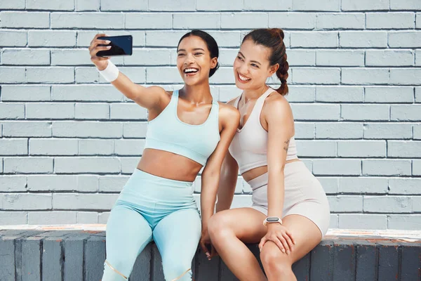Fitness Vrienden Happy Telefoon Selfie Voor Social Media Foto Influencer — Stockfoto