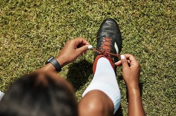 Sapatos Gravata Esportes Futebol Atleta Mulher Negra Grama Verde Pronto — Fotografia de Stock