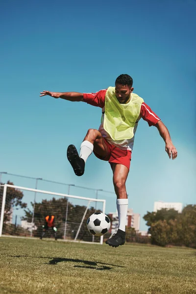 Αθλητισμός Γυμναστήριο Και Προπόνηση Ποδοσφαίρου Ποδοσφαιριστή Στο Ποδόσφαιρο Μπάλα Κλωτσιά — Φωτογραφία Αρχείου