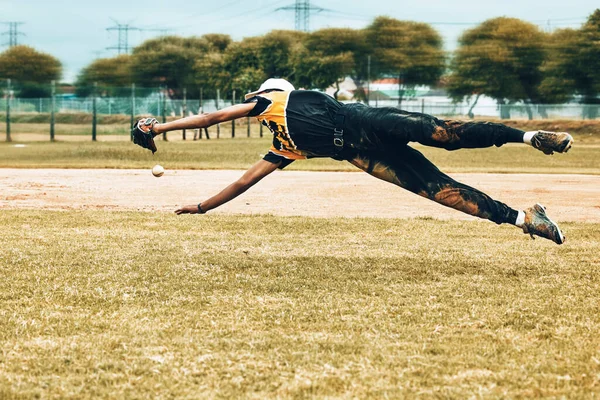 棒球运动员和跳跃 球和接球在棒球场训练 健身和锻炼 竞技比赛中的能量 运动和运动员在球场上跳跃 速度和激情 — 图库照片