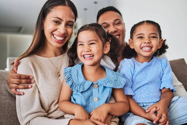 Anne Baba Çocuklar Aile Bağları Için Gülümseyerek Evde Oturma Odasındaki — Stok fotoğraf