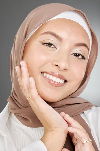 모슬렘 모델은 스튜디오 배경에 미소를 이성애 자신감 히잡으로 — 스톡 사진