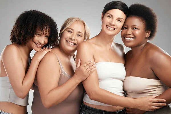 Era Grupo Amigos Apoyo Grupo Diverso Mujeres Pie Abrazándose Estudio —  Fotos de Stock