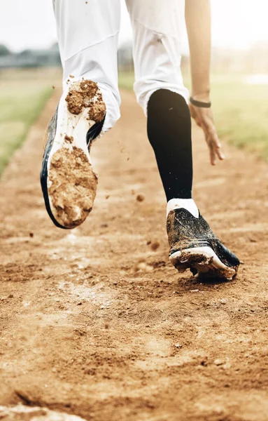 Αθλητισμός Τρέξιμο Και Παπούτσια Του Παίκτη Του Μπέιζμπολ Στο Πεδίο — Φωτογραφία Αρχείου