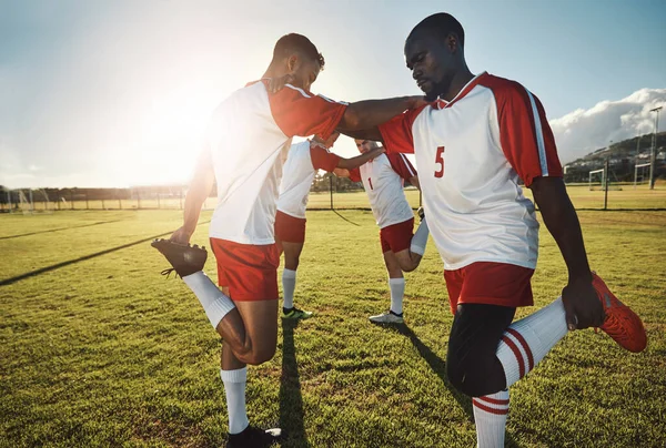 Piłka Nożna Mężczyźni Rozciągający Się Boisku Wsparcie Zespołu Przed Grą — Zdjęcie stockowe