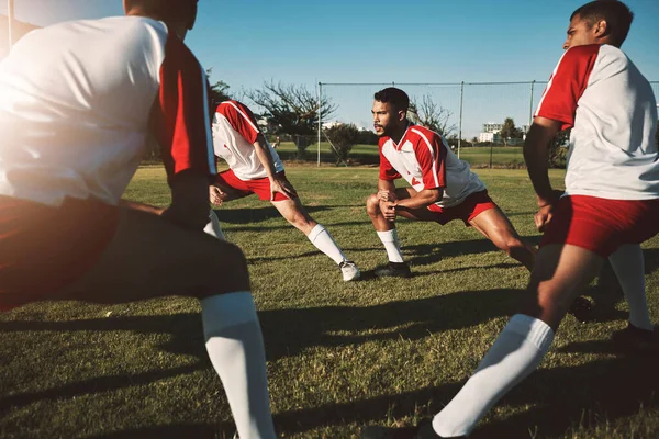 足球场 男子和队员伸腿进行热身运动 练习或比赛 足球和团体在露天场地伸展 为在草坪上锻炼 训练或健身做准备 — 图库照片