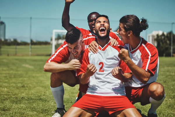 Sukces Szczęśliwy Zespół Lub Zwycięzca Świętowanie Piłkarz Podczas Meczu Boisku — Zdjęcie stockowe