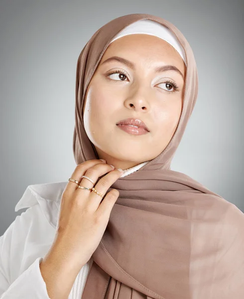 Skincare Maquiagem Mulher Islâmica Com Hijab Contra Fundo Estúdio Cinza — Fotografia de Stock