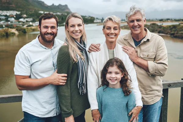 Reizen Portret Gelukkige Familie Vakantie Buiten Samen Genieten Van Kwaliteitstijd — Stockfoto