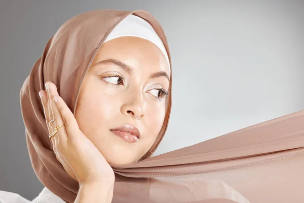 灰色のスタジオの背景に隔離されたイスラム教徒の女性の顔 化粧品や美しさの化粧品 美しい完璧な肌と伝統的なヒジャーブとトルコからのスキンケア スパの顔や女性モデル — ストック写真