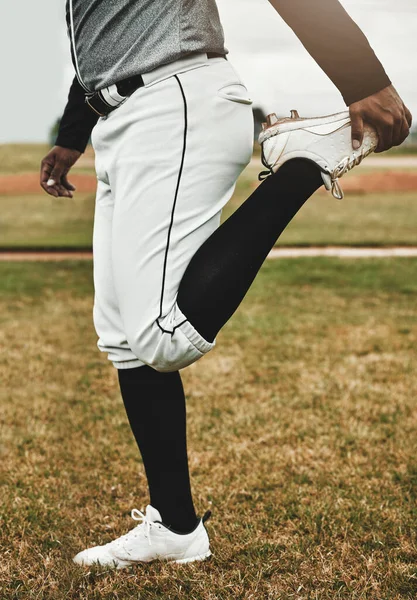 Baseball Gracz Rozciąganie Człowiek Boisku Sportowym Robi Rozgrzewkę Ćwiczenia Trening — Zdjęcie stockowe