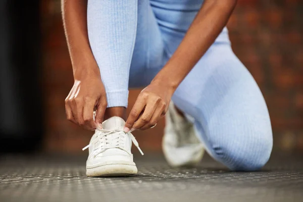 Egzersiz Yapmak Için Her Zaman Iyi Bir Zamandır Ayakkabı Bağcıklarını — Stok fotoğraf
