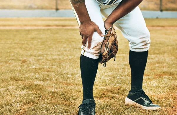 Mężczyzna Baseball Kontuzja Nóg Sportowych Cierpiących Bólu Agonii Dyskomfortu Podczas — Zdjęcie stockowe