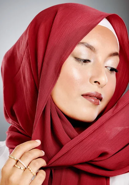 Hijab Muçulmano Moda Mulher Headshot Beleza Com Batom Vermelho Maquiagem — Fotografia de Stock