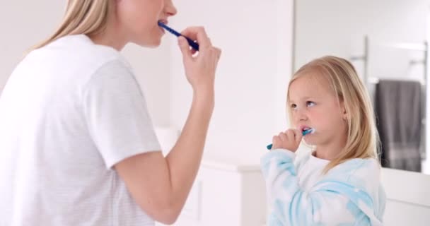 Desenvolvimento Mãe Menina Banheiro Com Escova Para Dentes Fazendo Ligação — Vídeo de Stock