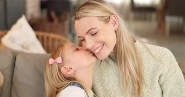 Kärlek Mamma Och Dotter Kysser Hemma Med Gulligt Leende För — Stockvideo