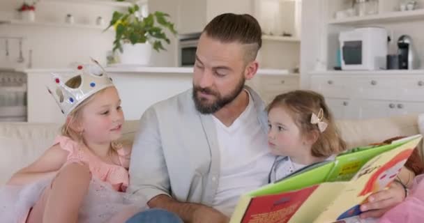 父亲和孩子们一起读书 在客厅里亲热和放松 成长的过程中 爸爸和孩子们喜欢在沙发上学习 喜欢听公主童话故事 — 图库视频影像