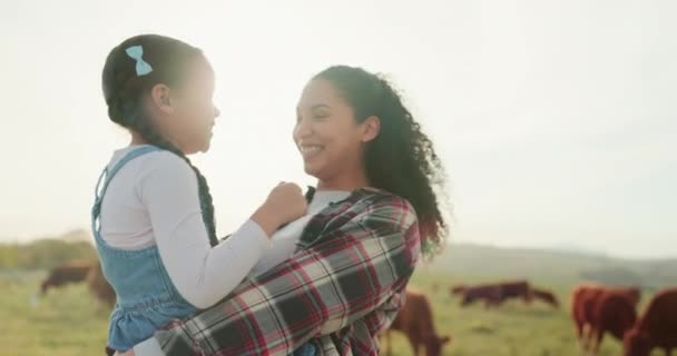快乐的家庭 养牛场和妈妈微笑着 孩子们在户外快乐地结合在一起 幸福和年轻农民的母性支持生活方式 而农业则在草地上放牧 — 图库视频影像