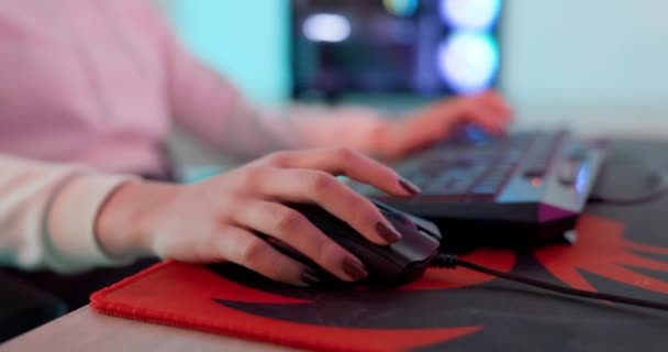 Πληκτρολόγιο Ποντίκι Και Gamer Χέρια Για Βιντεοπαιχνίδι Στο Γραφείο Φουτουριστικό — Αρχείο Βίντεο