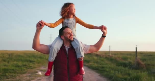Счастливы Отец Ребенок Плечах Сельской Местности Наслаждаясь Качественным Временем Проведенным — стоковое видео