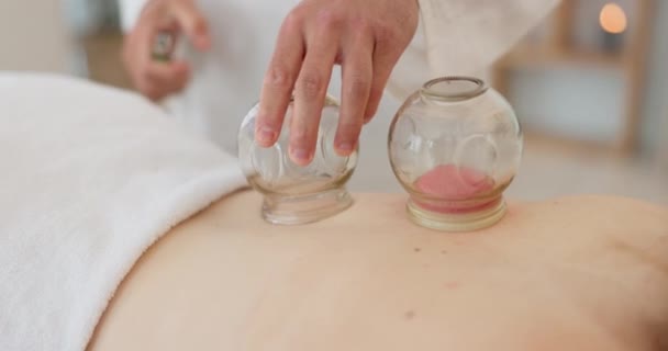 Χαλαρώστε Cupping Θεραπεία Και Μασάζ Στην Πλάτη Ένα Σπα Ευεξίας — Αρχείο Βίντεο