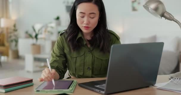 Pequenos Negócios Mulher Tecnologia Para Trabalho Remoto Com Tablet Laptop — Vídeo de Stock