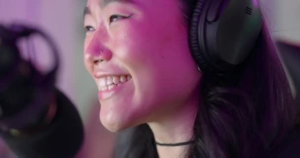 Mujer Asiática Podcast Auriculares Micrófono Influencer Podcaster Host Hablando Presentadora — Vídeos de Stock