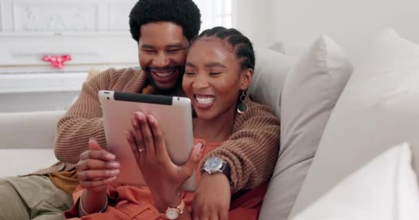 Çift Evde Iletişim Kurmak Sosyal Medya Uygulaması Için Mutlu Tablet — Stok video