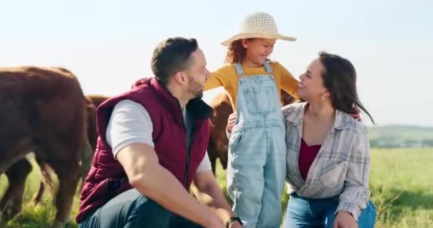 Rodina Farma Zemědělství Dívkou Matkou Otcem Poli Nebo Louce Dobytkem — Stock video