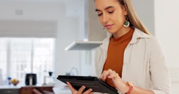 Tablet Arama Uzaktan Çalışma Bir Kadınıyla Evde Çalışırken Internette Araştırma — Stok video