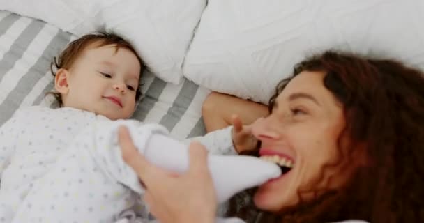 宝宝和妈妈带着爱 微笑和喜剧一起躺在卧室的床上 有趣的孩子和妈妈在家里心情愉快地谈笑风生 — 图库视频影像