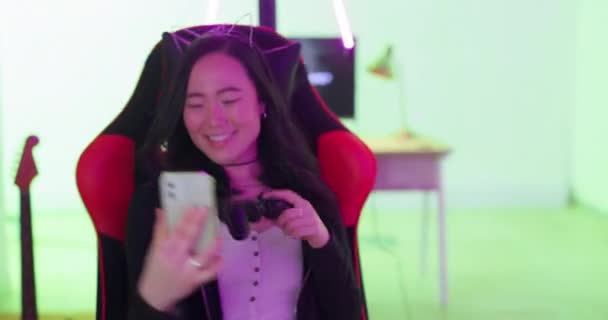 Selfie Smartphone Gamer Mulher Transmissão Vivo Jogos Espaço Trabalho Neon — Vídeo de Stock