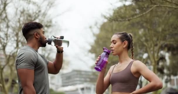 Hombre Mujer Beber Agua Después Del Entrenamiento Ciudad Entrenamiento Ejercicio — Vídeos de Stock