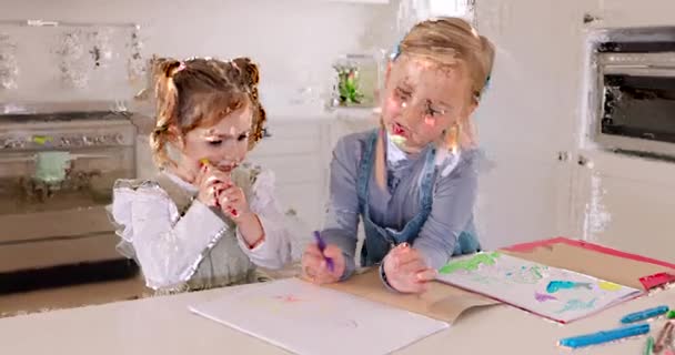 绘画和艺术 教和学习色彩和技巧 蜡笔画和笔记本 孩子们一起在厨房里玩乐 家中有艺术品 业余爱好和创造力与创造性发展的儿童 — 图库视频影像