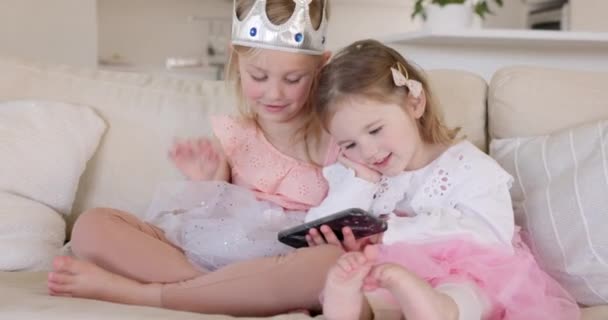 Smartphone Καναπές Και Πριγκίπισσα Παιδιά Παρακολουθούν Βίντεο Εφαρμογή Παιχνιδιού Απευθείας — Αρχείο Βίντεο
