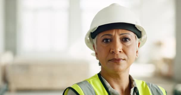 Vrouw Ernstig Gezicht Bouwvakker Ingenieur Het Werk Het Bedrijfsleven Gebouw — Stockvideo