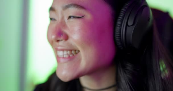 Asiático Mujer Jugador Con Auriculares Con Sonrisa Espacio Para Juego — Vídeos de Stock