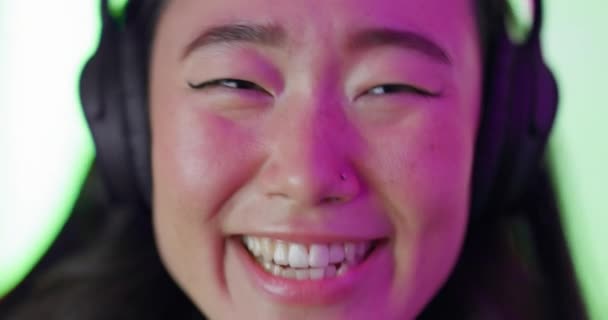 Face Música Festa Com Uma Mulher Asiática Ouvindo Áudio Com — Vídeo de Stock
